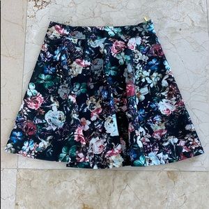 GORGEOUS FLORAL SKIRT SIZE SMALL - DEX